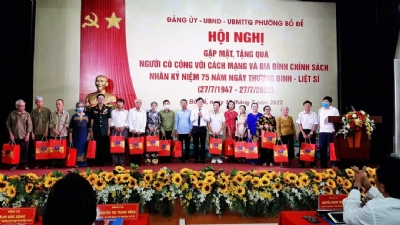 Văn phòng Luật sư Hà Lan và Cộng sự tặng quà tri ân người có công với cách mạng tại địa bàn phường Bồ Đề, quận Long Biên, TP Hà Nội.