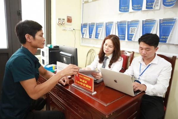 thanhuyhanoi.vn - Luật sư Thủ đô đồng hành cùng người dân xã đảo Minh Châu trong thực hiện thủ tục hành chính