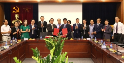 Liên đoàn Luật sư Việt Nam và Hội Liên lạc với người Việt Nam ở nước ngoài ký kết thỏa thuận hợp tác