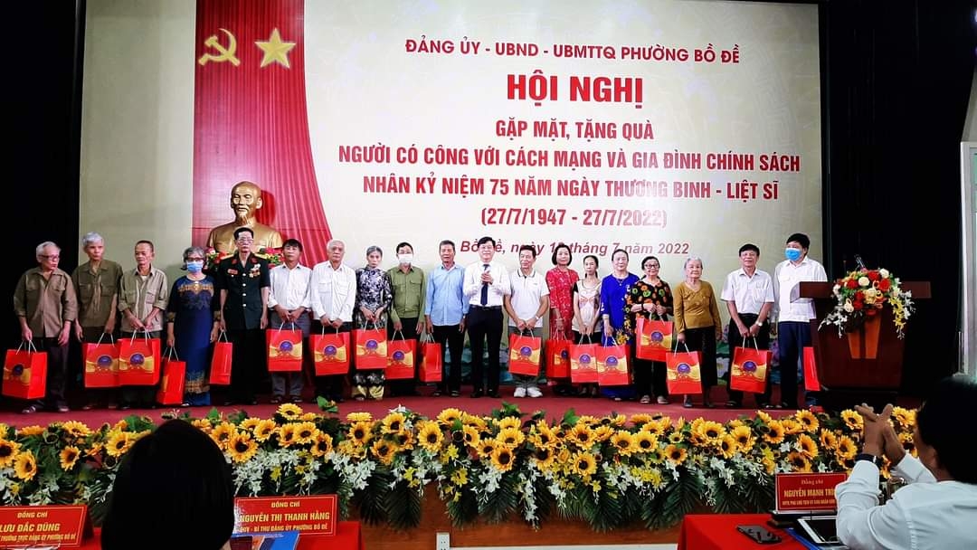 Văn phòng Luật sư Hà Lan và Cộng sự tặng quà tri ân người có công với cách mạng tại địa bàn phường Bồ Đề, quận Long Biên, TP Hà Nội.