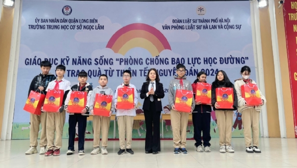 Văn phòng Luật sư Hà Lan và Cộng sự tuyên truyền pháp luật và trao quà từ thiện Tết Nguyên đán 2024 tại Trường THCS Ngọc Lâm, Long Biên ngày 29/01/2024